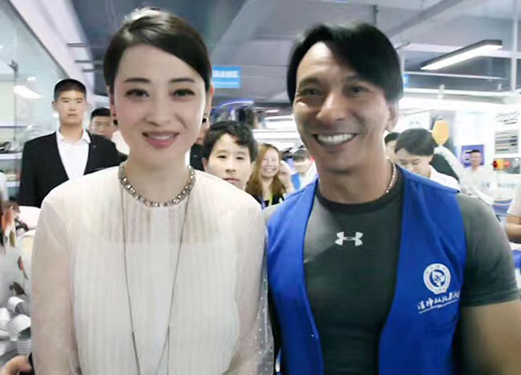 刚猛内射久久久久久久 洁希亚国际洗衣凤凰西街店刘先生和梅婷女士合影
